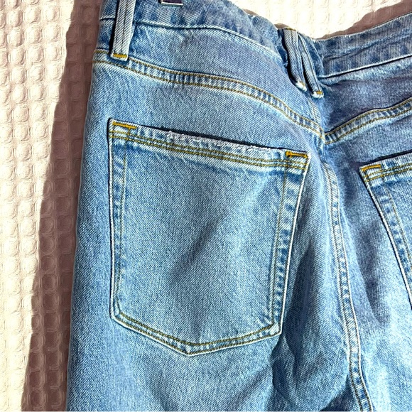 Good American Women med blue light jean high waist ,cool classic, distress Sz 8 - Picture 10 of 16